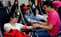 Kira-kira 1000 unit darah diterima pada hari pertama dari Pesta Musim Semi Merah