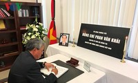 Sahabat internasional dan komunitas orang Vietnam di luar negeri berziarah kepada Mantan PM Phan Van Khai