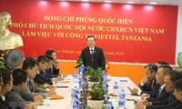 Wakil Ketua MN, Phung Quoc Hien melakukan kunjungan kerja di Tanzania