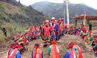 Kekhususan upacara memberi sedekah kepada Mu dari warga etnis Dao Merah