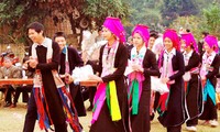 Warga etnis minoritas La Ha dengan  Pesta Hoa Mang