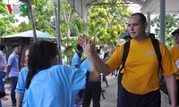 Delegasa kelasi Angkatan Laut AS bertemu dengan anak disabilitas di Propinsi Khanh Hoa