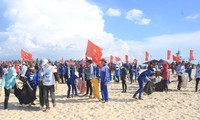 Ribuhan orang bekerjasama untuk membersihkan laut Quang Tri
