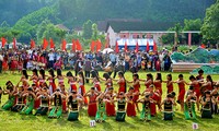 Memuliakan pusaka budaya yang beranekaragam dari etnis-etnis sesaudara di gunung-gemunung Truong Son