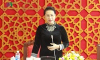 Ketua MN Vietnam menemui para perseorangan tipikal dlm upacara penyampaian Hadiah Nguyen Duc Canh 