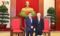 Sekjen Nguyen Phu Trong menerima delegasi Pengurus Besar Front Laos demi Pembangunan Tanah Air