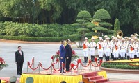 Presiden Tran Dai Quang meminpin acara penyambutan Presiden Indonesia, Joko Widodo