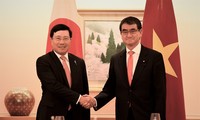 Deputi PM, Menlu Pham Binh Minh  melakukan pembicaraan dengan Menlu Jepang, Taro Kono
