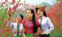 Busana tradisional dari perempuan Provinsi Son La yang berwarna-warni