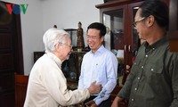 Kepala Departemen Komunikasi dan Pendidikan KS PKV Vo Van Thuong mengunjungi dan mengucapkan selamat para seniman lanjut usia sehubungan dengan Hari Seni Panggung Vietnam