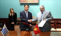 Memperingati ultah ke-25 penggalangan hubungan diplomatik Vietnam-Uruguay