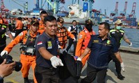 Pekerjaan pencarian dan pertolongan para korban kecelakaan pesawat terbang JT 610 jatuh di laut