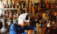 Kekhususan Desa kerajinan membuat  keramik Bau Truc