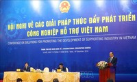 PM Nguyen Xuan Phuc menghadiri konferensi berbahas tentang solusi pengembangan industri penunjang