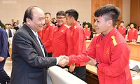 PM Nguyen Xuan Phuc melakukan pertemuan dengan timnas sepak bola laki-laki Vietnam