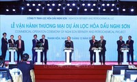 PM Vietnam, Nguyen Xuan Phuc menghadiri acara pengoperasian secara komersial Proyek Kilang Petrokimia Nghi Son, Propinsi Thanh Hoa
