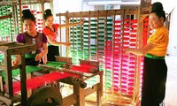 Kabupaten Moc Chau menjaga kerajinan menenun kain ikat