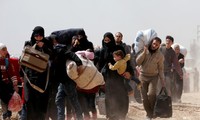 Ribuan orang berlari keluar dari kota benteng terakhir dari IS di Suriah