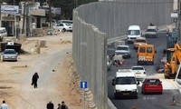 Israel membangun pagar  yang memisahkan Jalur Jaza