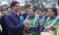 Deputi PM Vu Duc Dam berkunjung  dan memberikan bingkisan kepada para buruh dan pekerja di Provinsi Bac Giang