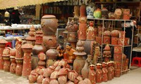 Desa kerajinan pembuatan barang keramik Huong Canh
