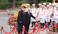 Sekjen, Presiden Nguyen Phu Trong menyambut dan melakukan pembicaraan dengan  Pemimpin RDRK, Kim Jong-un