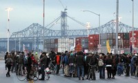 Wall Street protesters block major ports 