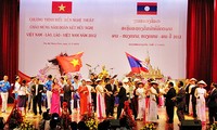 Laos confers orders on Vietnamese defence leaders 