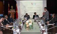 VOV leaders receive Lao radio delegation