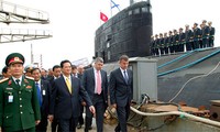 Prime Minister Nguyen Tan Dung inspects test of Kilo 636 submarine 