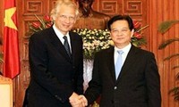 Prime Minister Nguyen Tan Dung receives former French Prime Minister