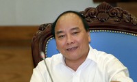 Deputy Prime Minister Nguyen Xuan Phuc works with Long An