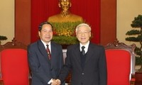 Party leader receives Lao public security delegation 
