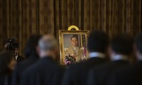 泰国大皇宫开放让民众前去吊唁国王普密蓬