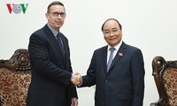 Prime Minister Nguyen Xuan Phuc receives Waikato University Rector