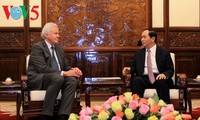 President receives General Electric Chairman