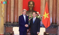 President Tran Dai Quang receives former US Secretary of State John Kerry