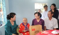 Top legislator presents gifts to policy beneficiaries in Ho Chi Minh city 