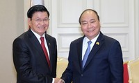 PM meets Lao, Cambodian counterparts in Phnom Penh 