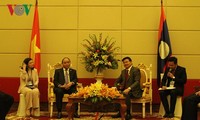 PM meets Lao, Cambodian counterparts ahead of MRC summit