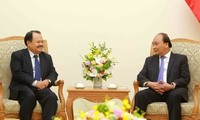 PM calls on Laos to facilitate Vietnamese projects