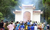 Crowds of people pay tribute to heroic martyrs in Dong Loc