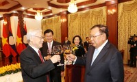 Vietnamese, Lao leaders underline bilateral special solidarity