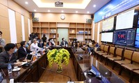 COVID-19: Vietnamese medical staff work on treatment guideline