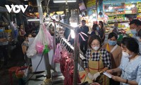 Many supermarkets, traditional markets reopen on the second day of Tet