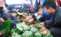 Rice cakes made for the poor to celebrate Tet 