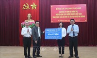Former President Truong Tan Sang helps build houses for ethnic people in Cao Bang