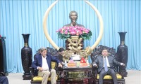 John Kerry discusses climate change with Ben Tre leaders 