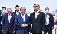 President arrives in Bangkok for Thailand visit and APEC Summit