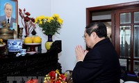 PM offers incense to commemorate PM Pham Van Dong, General Vo Nguyen Giap
